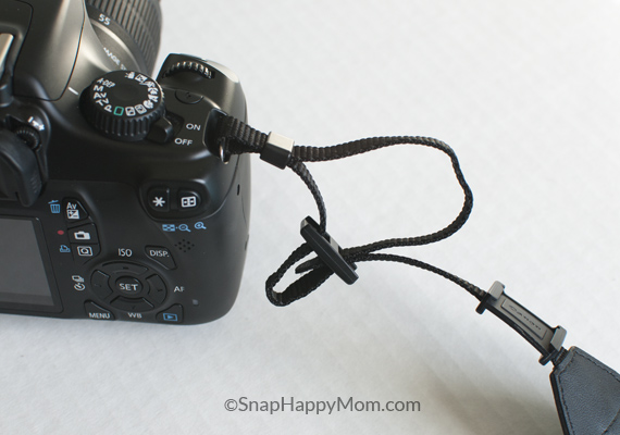 How to put on a DSLR strap