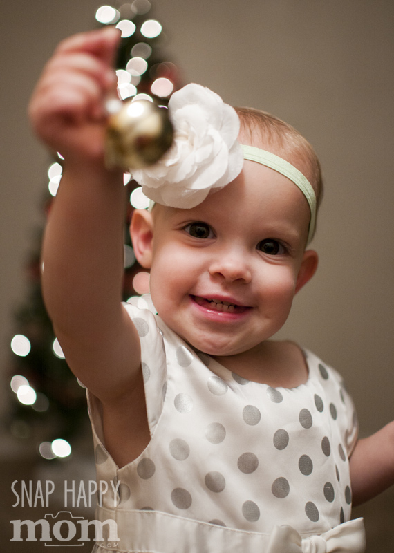 How To Take Christmas Pictures With A Blurry Background - www.SnapHappyMom.com