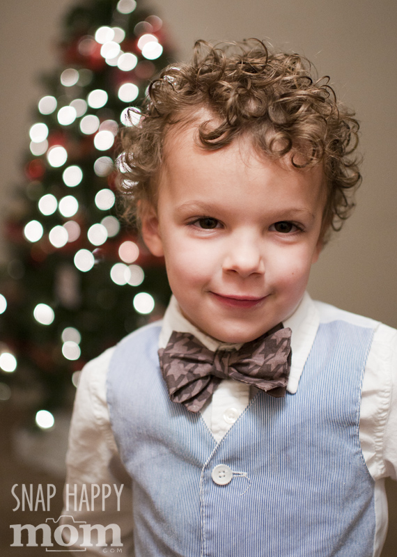 How To Take Christmas Pictures With A Blurry Background - www.SnapHappyMom.com