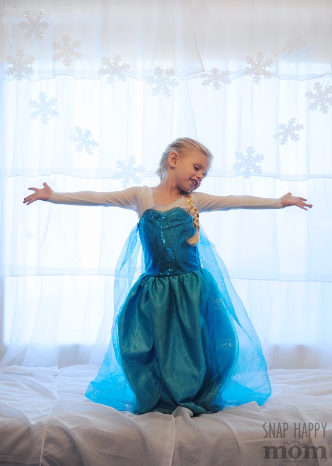 DIY Frozen Backdrop for Fancy Elsa Photos - SnapHappyMom.com