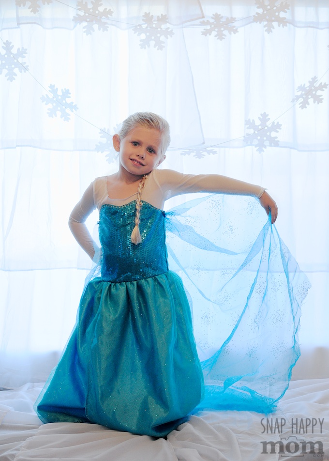 DIY Frozen Backdrop for Fancy Elsa Photos - SnapHappyMom.com