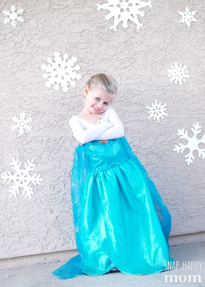 Quick and Easy Frozen Photo Shoot - Here's how you can painlessly create a Frozen-inspired area in less than ten minutes to take some pictures of a little Elsa. It's quick, easy, and cheap...but it adds just the right amount of special to that photo! - from SnapHappyMom.com