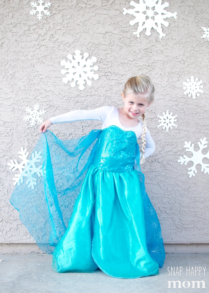 Quick and Easy Frozen Photo Shoot - Here's how you can painlessly create a Frozen-inspired area in less than ten minutes to take some pictures of a little Elsa. It's quick, easy, and cheap...but it adds just the right amount of special to that photo! - from SnapHappyMom.com