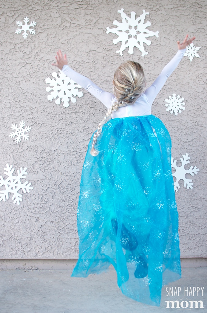 Quick and Easy Frozen Photo Shoot - Here's how you can painlessly create a Frozen-inspired area in less than ten minutes to take some pictures of a little Elsa. It's quick, easy, and cheap...but it adds just the right amount of special to that photo! - from SnapHappyMom.com