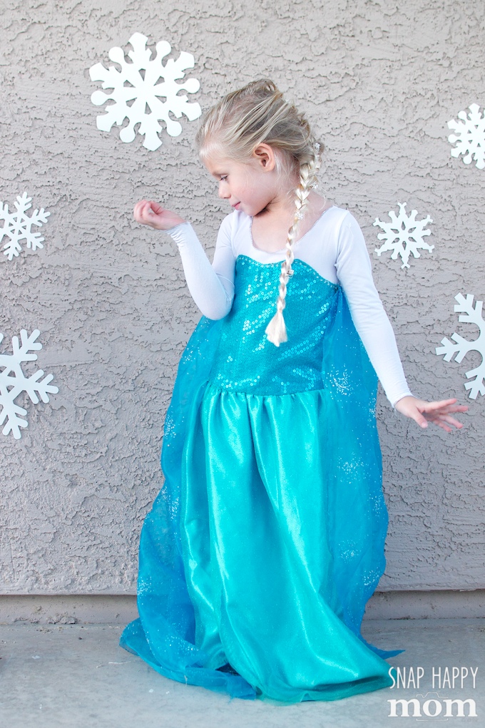 Quick and Easy Frozen Photo Shoot - Here's how you can painlessly create a Frozen-inspired area in less than ten minutes to take some pictures of a little Elsa. It's quick, easy, and cheap...but it adds just the right amount of special to that photo! - from SnapHappyMom.com