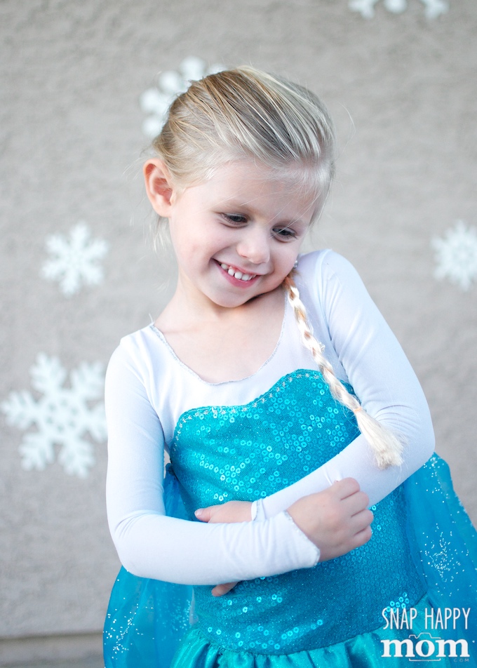 Quick and Easy Frozen Photo Shoot - Here's how you can painlessly create a Frozen-inspired area in less than ten minutes to take some pictures of a little Elsa. It's quick, easy, and cheap...but it adds just the right amount of special to that photo! - from SnapHappyMom.com