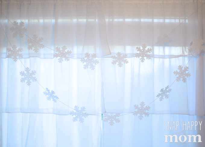 DIY Frozen Backdrop for Fancy Elsa Photos - SnapHappyMom.com