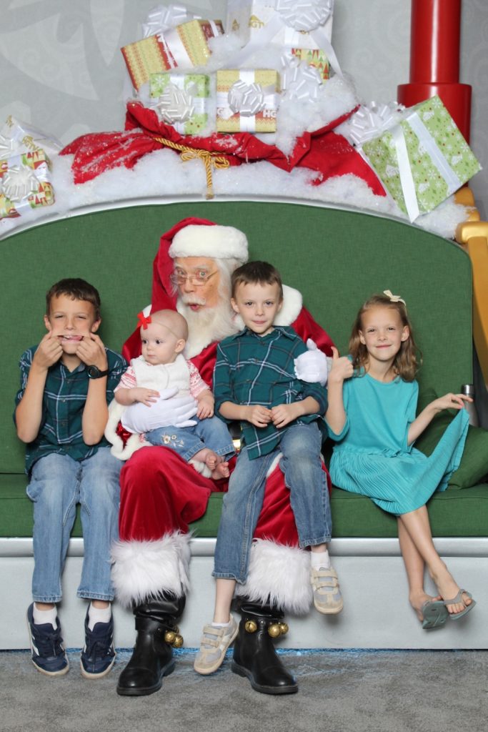 How To Get Great Pictures With Santa At The Mall Snap Happy Mom