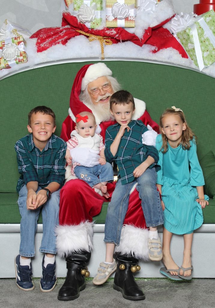 How To Get Great Pictures With Santa At The Mall - Snap Happy Mom