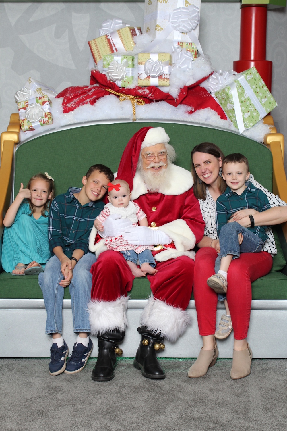 Get Festive Family Photos With Santa At The Mall: Capture The Christmas Spirit