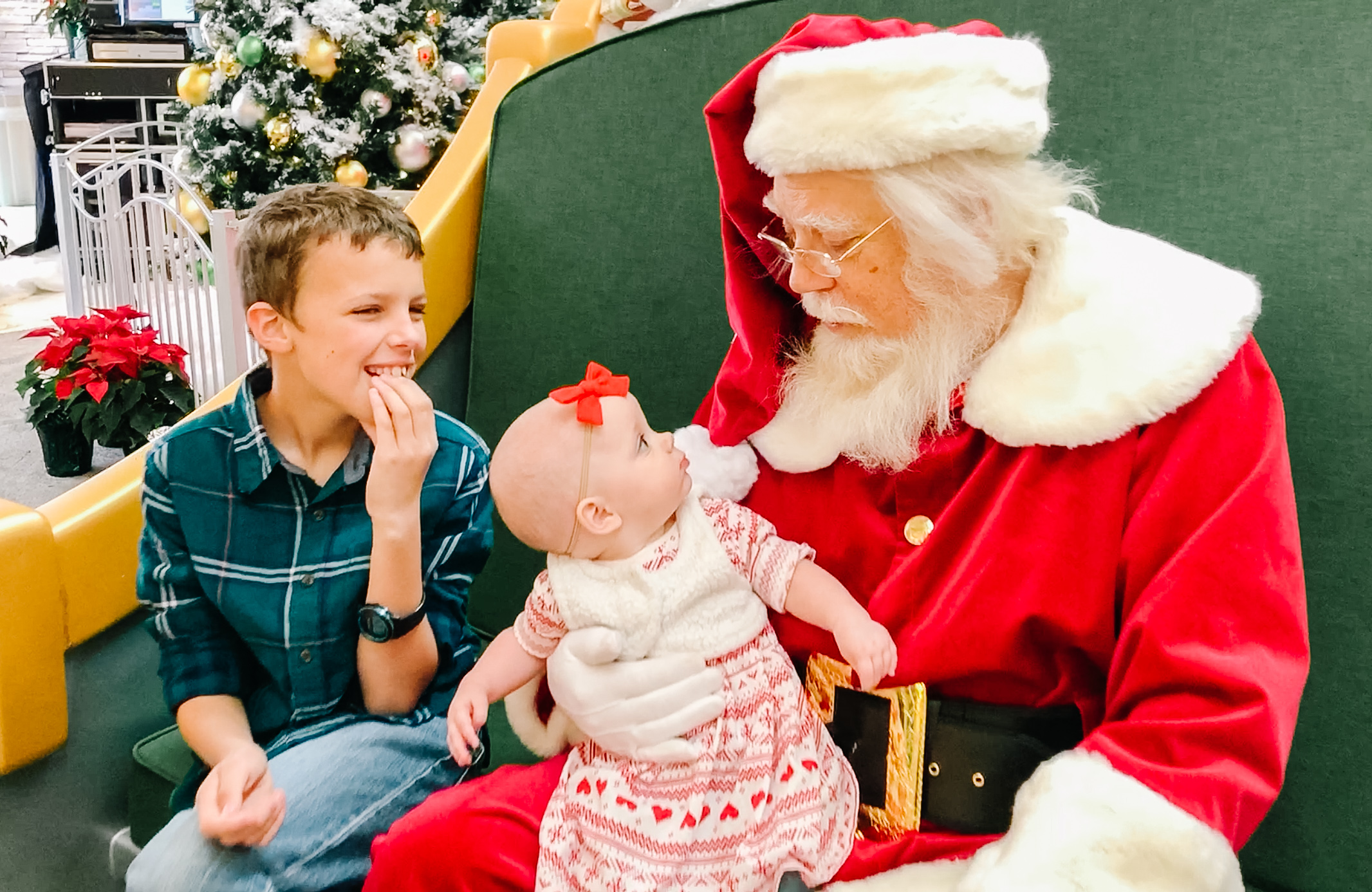 How To Get Great Pictures With Santa At The Mall - Snap Happy Mom